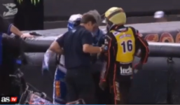 Chơi xấu đối thủ, tay đua còn vô cớ đánh nhiều người